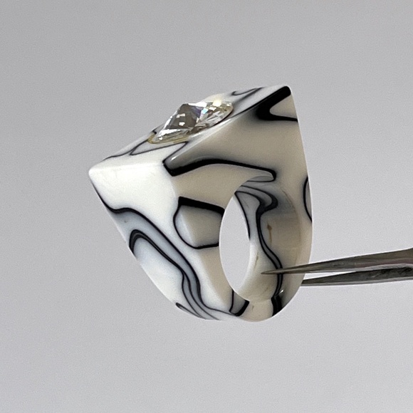 Vintage Lucite Ring Chunky White Black Marble Swirl Statement w Rhinestone - Picture 6 of 11